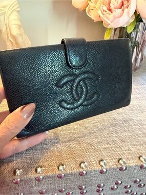 CHANEL EUC Black Caviar Leather Wallet with Embossed CC made in France